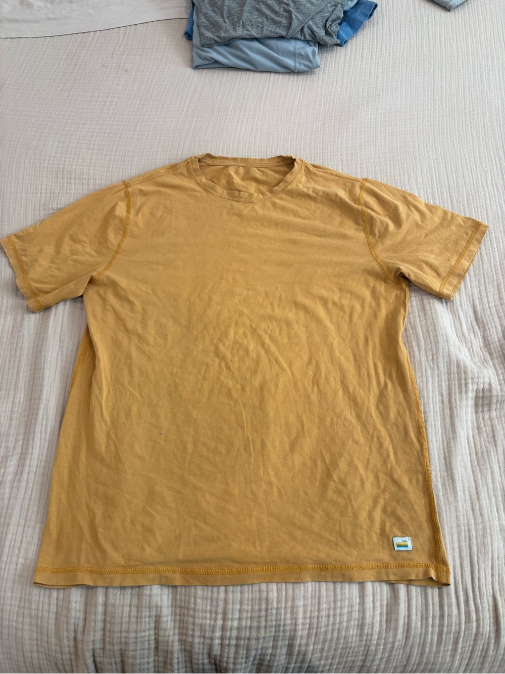 Vuori Strato Tech Tee Mens large yellow Performance Stretch Short Sleeve T Shirt